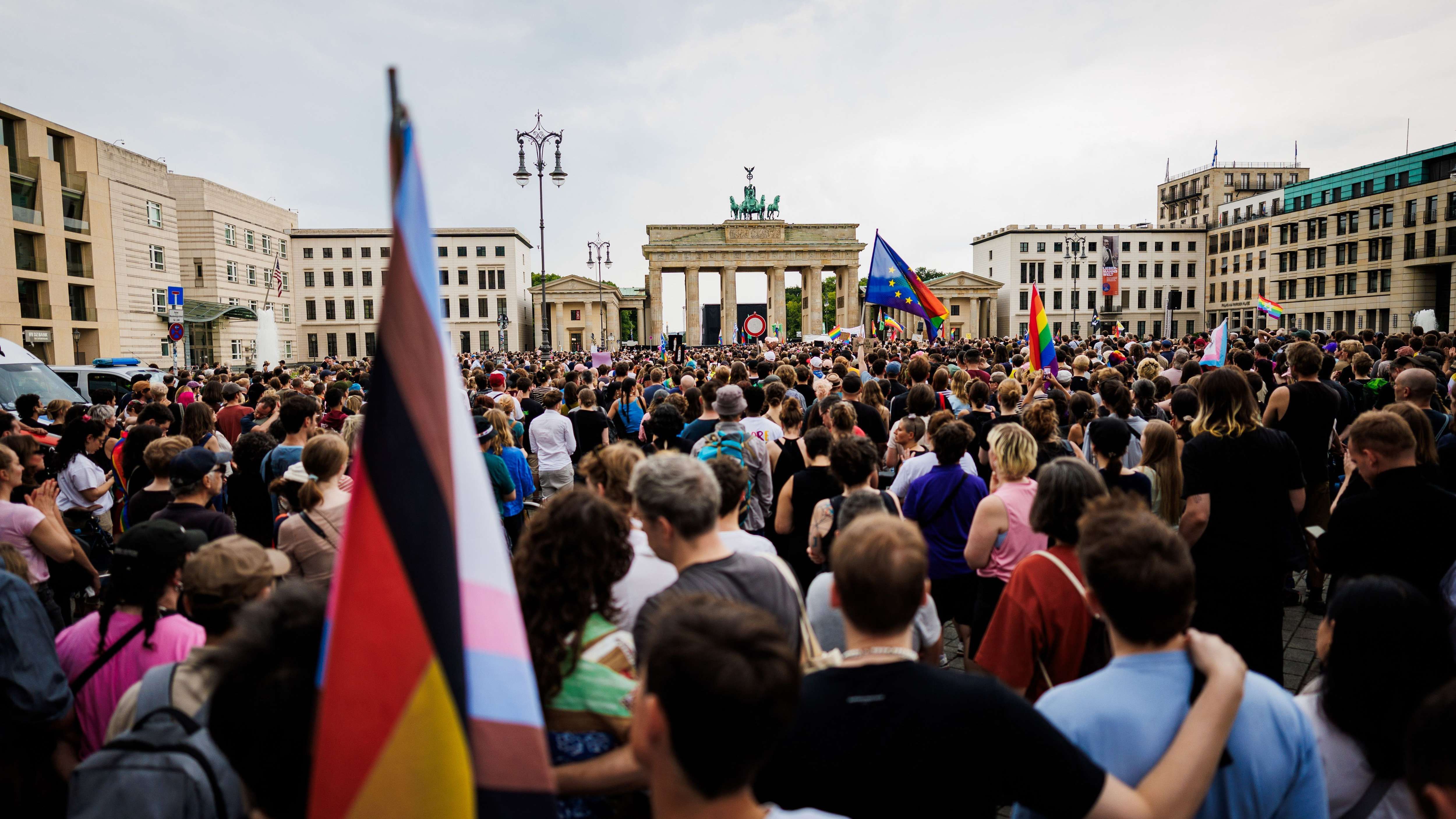 Video: Tausende bei CSD-Mahnwache in Berlin