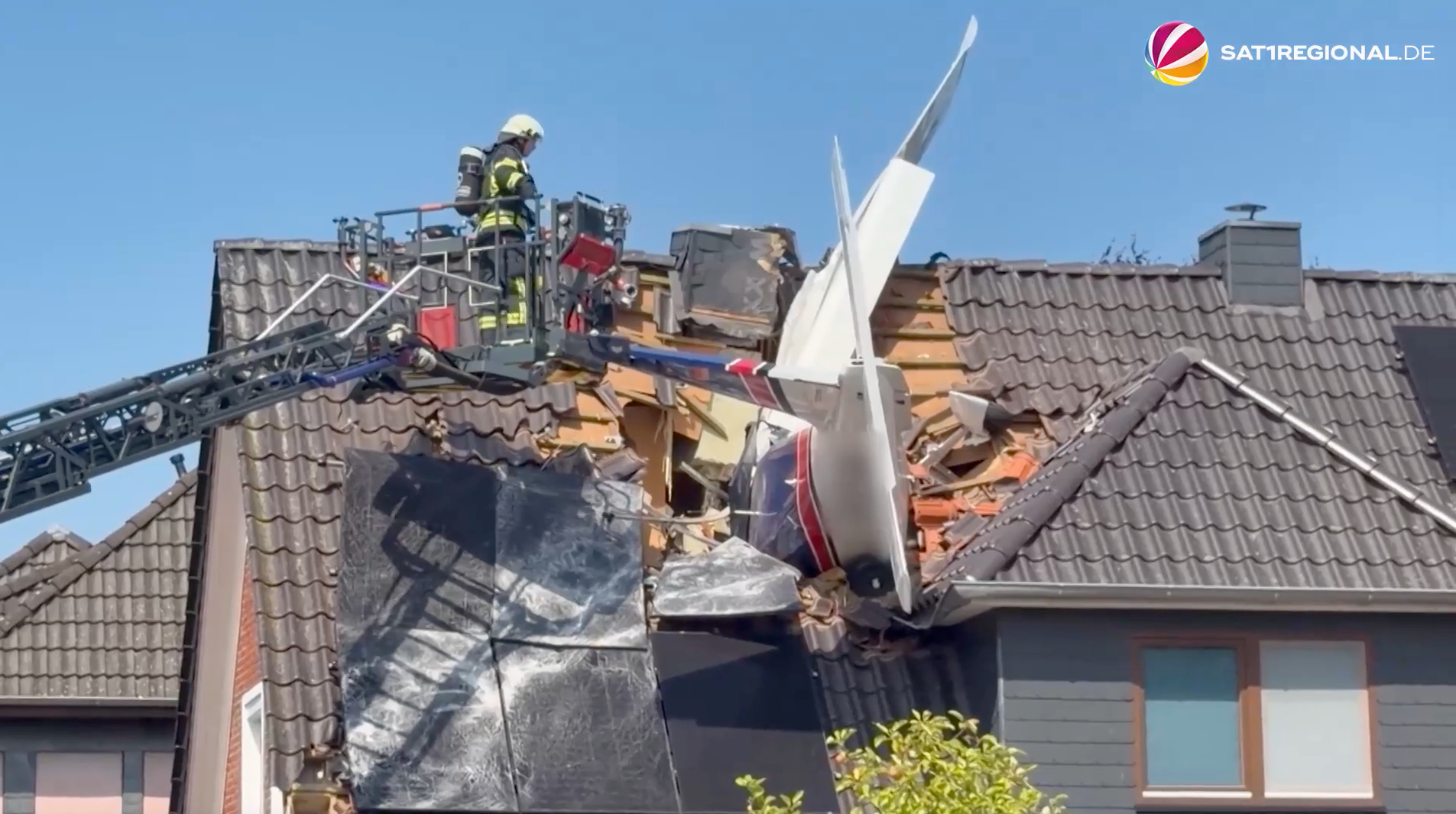 Video: Kleinflugzeug stürzt in Haus in Ganderkesee – zwei Tote