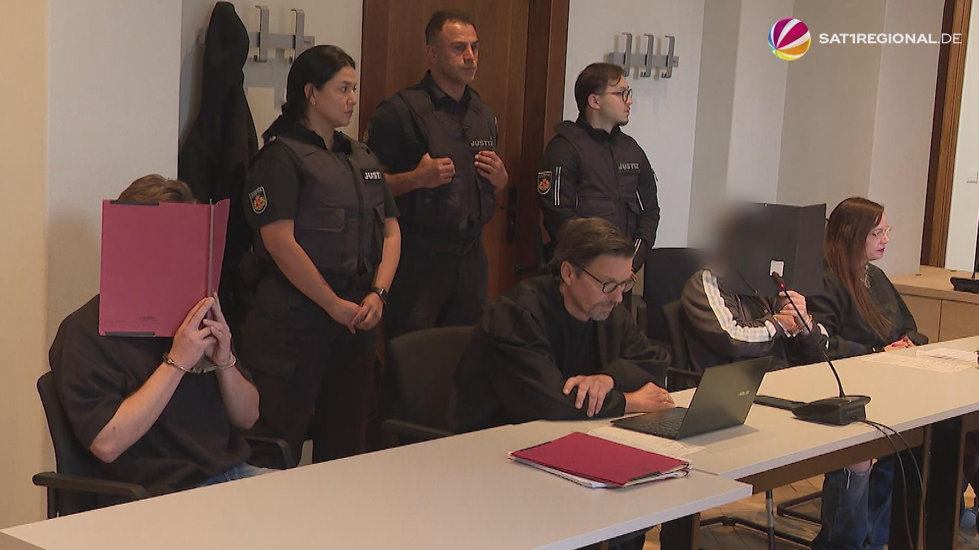 Video: Tankstellenüberfälle: Prozess gegen zwei Männer in Bremen gestartet