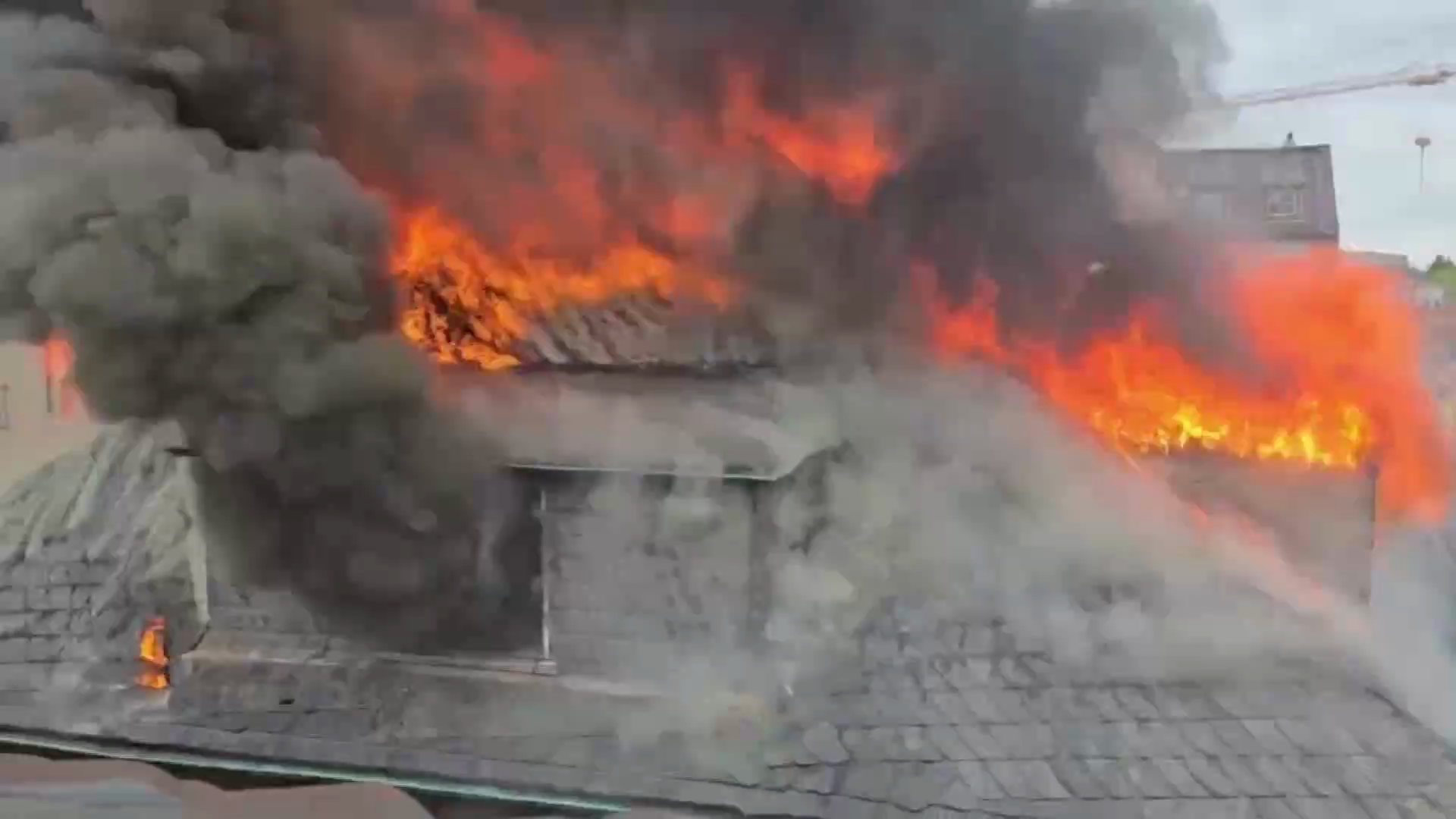 Video: Dachstuhlbrand-Drama in Solingen