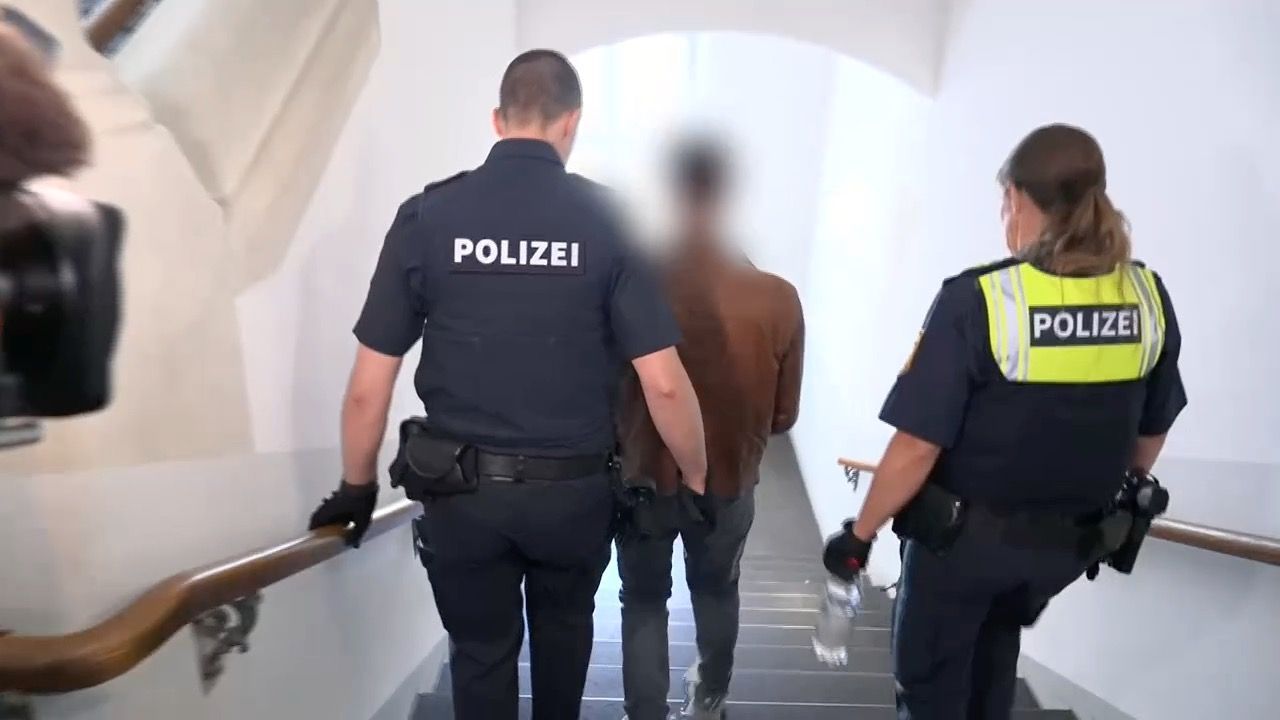 Video: Nach Angriff im ICE: Täter muss dauerhaft in Psychiatrie