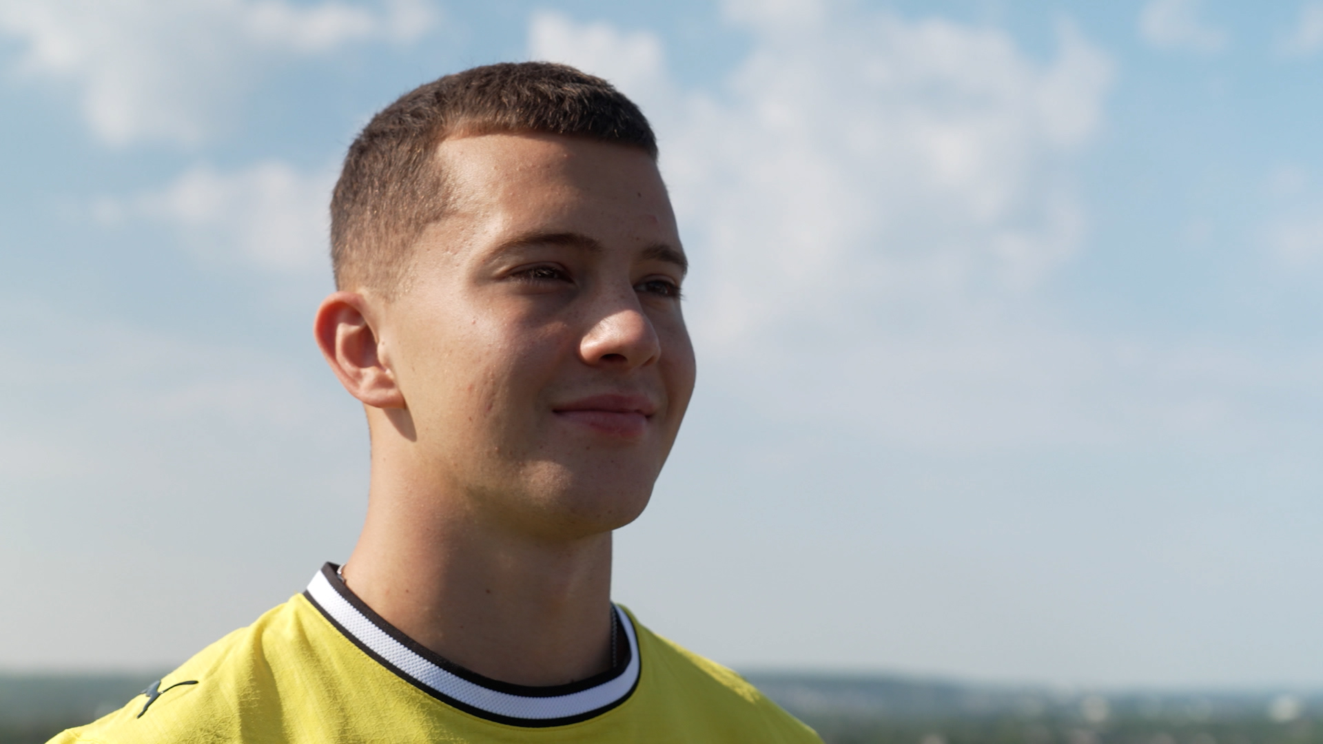 Video: Konstantinos Karetsas (BVB) verteilt Taxi-Teller als Willkommensgeschenk