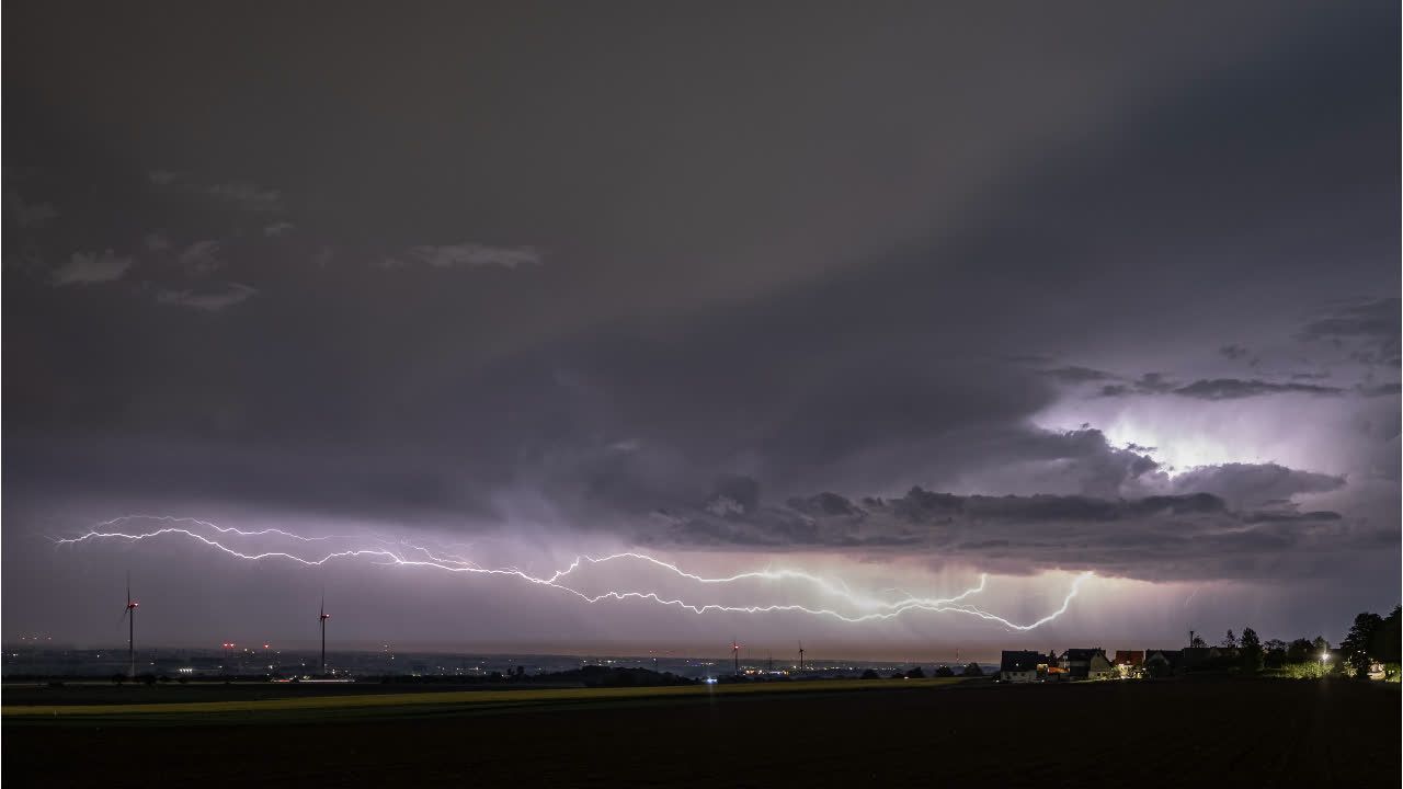 Video: Warmes Sommerwetter: Wo es trotzdem noch Gewittern kann