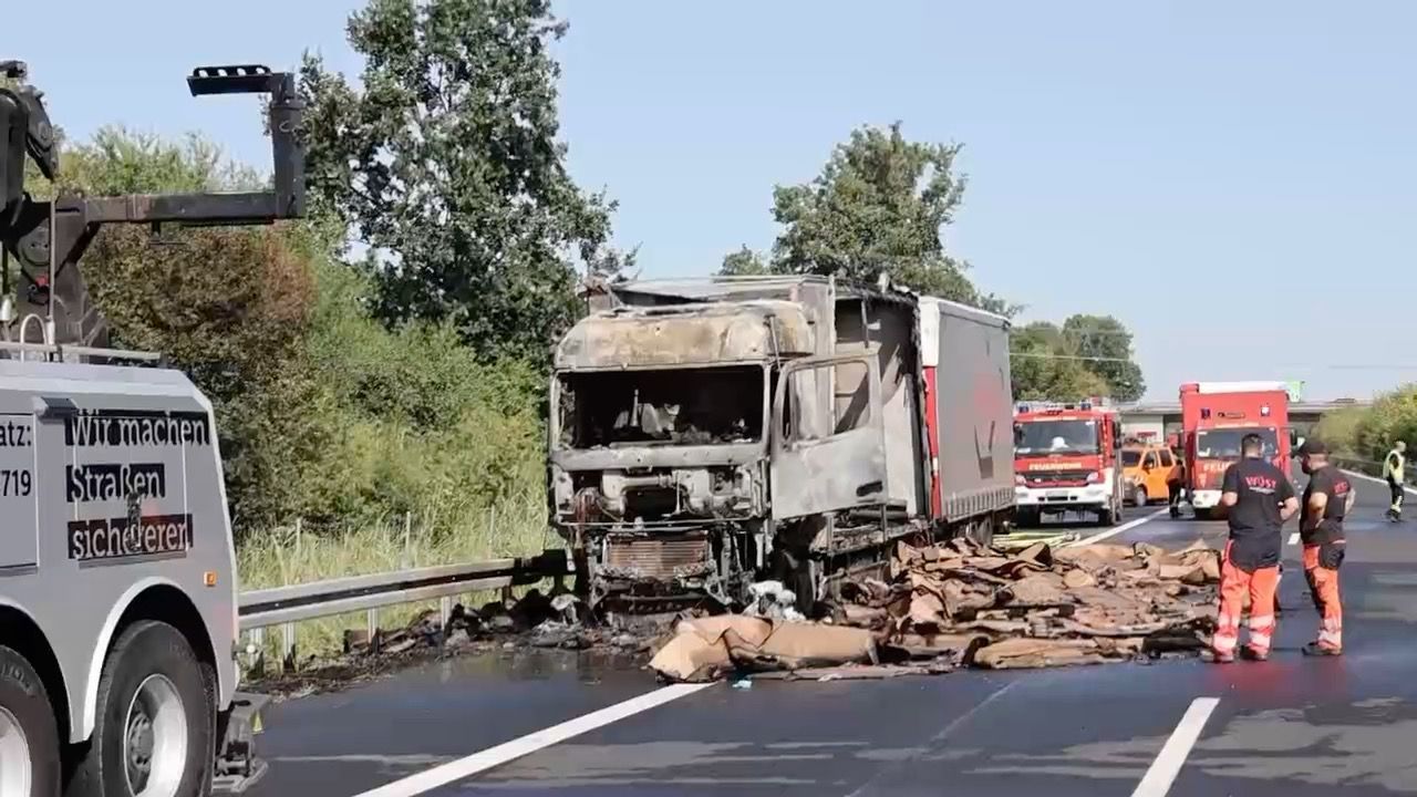 Video: LKW gerät in Brand: Stundenlange Vollsperre auf A45 bei Karlstein