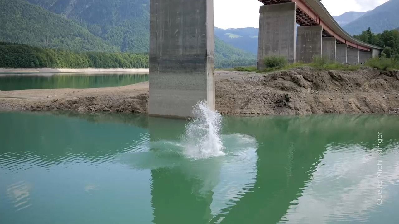 Video: Gefährlicher Sprung von Brücke: 18-Jähriger bei Sturz schwer verletzt