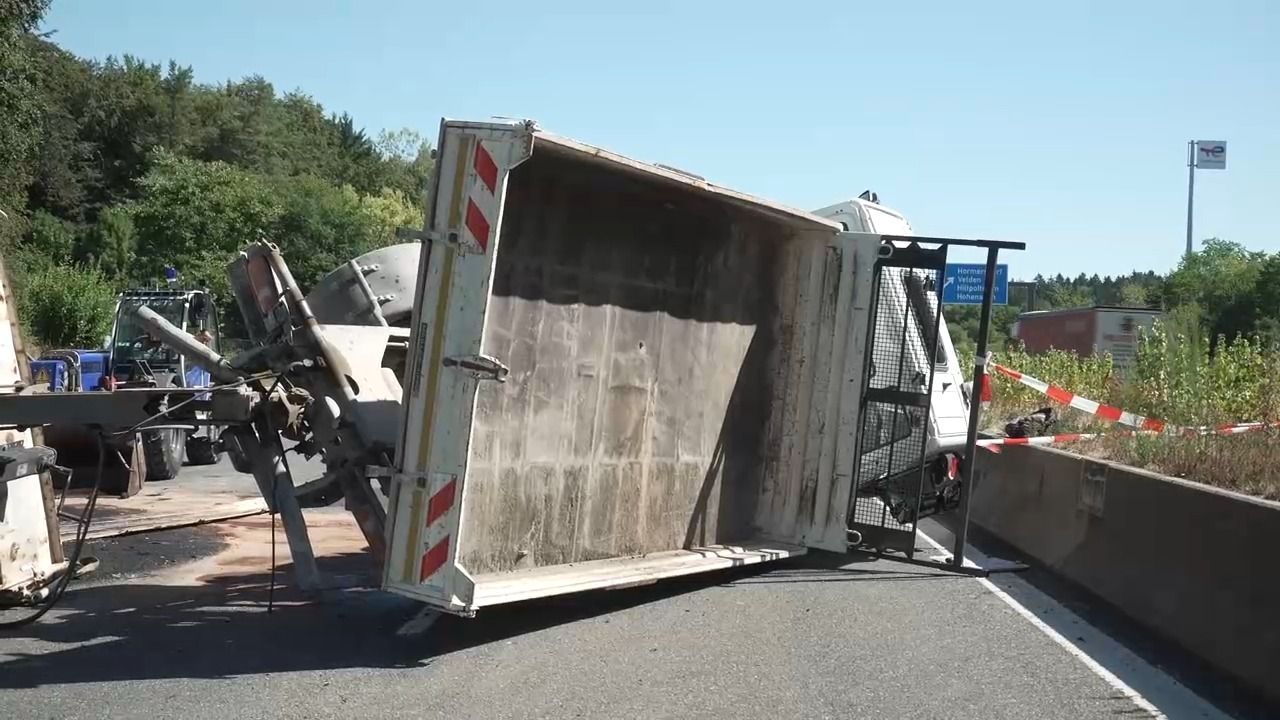 Video: Heißer Asphalt auf A9 bei Schnaittach: LKW sorgte für stundenlange Sperrung