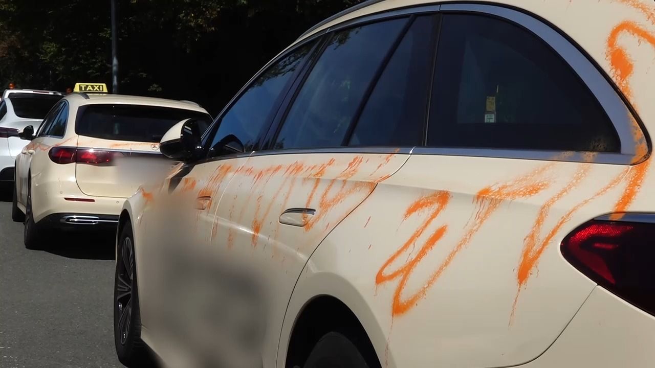 Video: Angriff auf Taxi-Unternehmen in Hof: 33 Fahrzeuge beschädigt