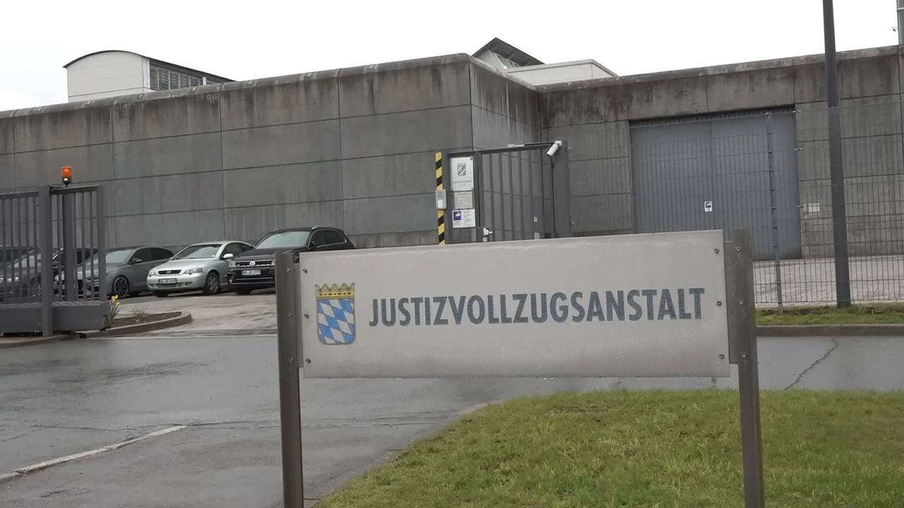 Video: Nach Missbrauchsvorwurf: Mitarbeiter eines Kinderheims stirbt in JVA Hof