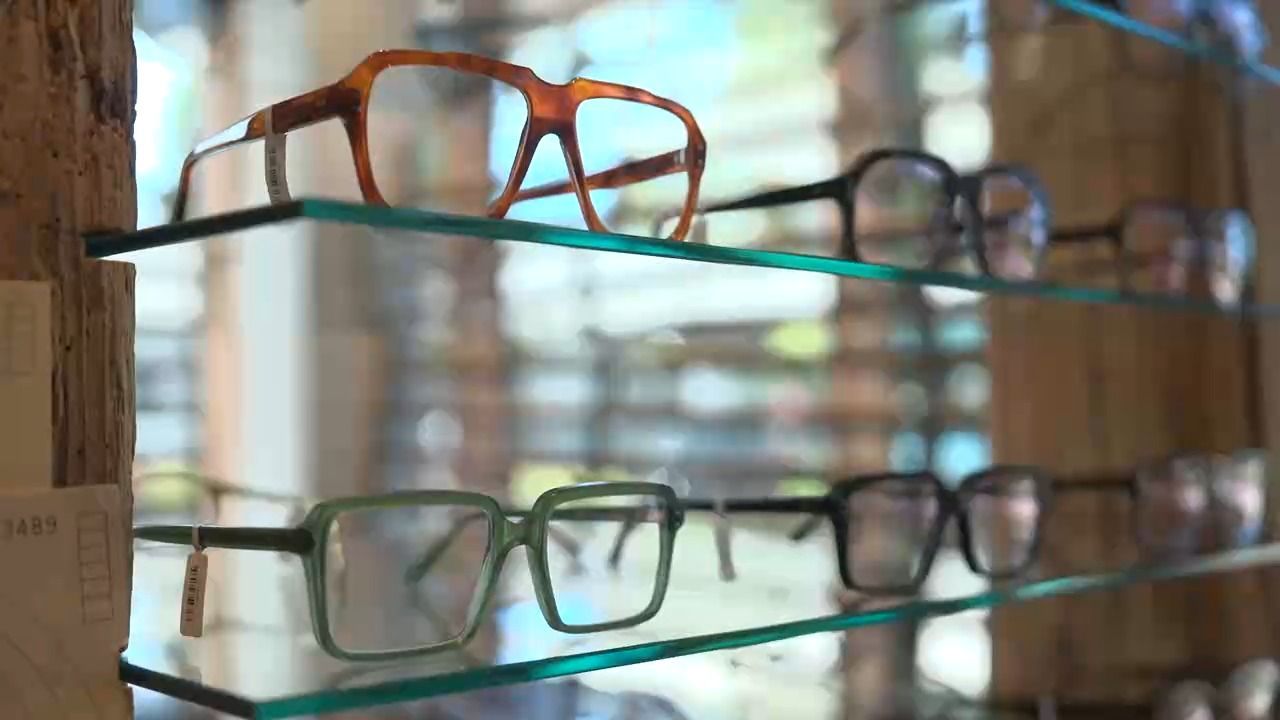 Video: Brillen aus Zigarettenkippen: Bayerische Manufaktur macht aus Müll Mode