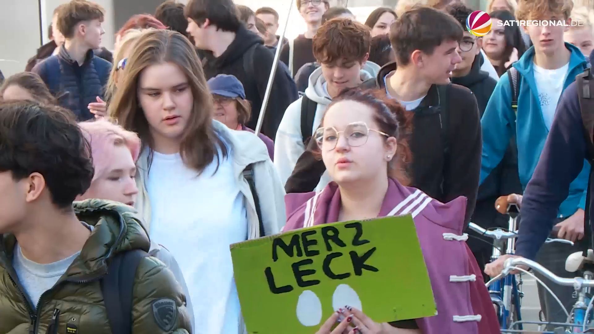 Video: Schüler streiken gegen Wehrpflicht in Hannover