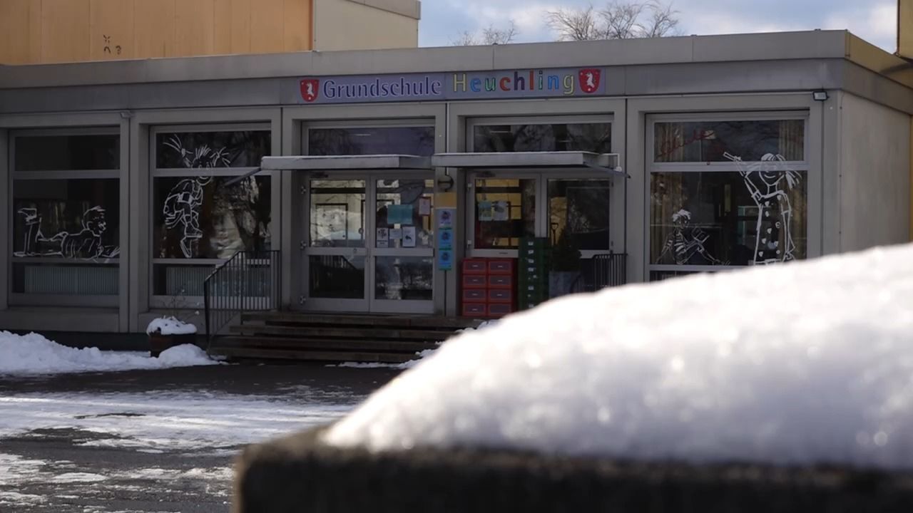 Video: 14 Grad im Klassenzimmer: Grundschüler müssen in Distanzunterricht