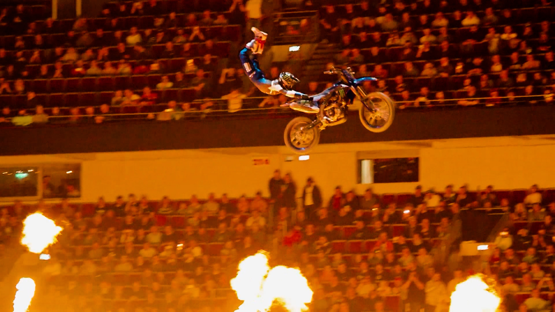 Video: ADAC Supercross startet in Dortmund