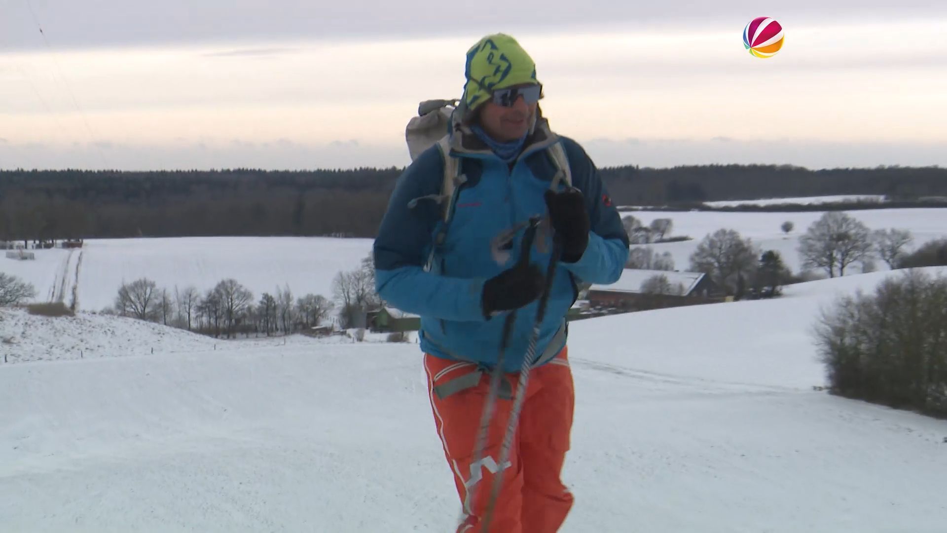 Video: Extrembergsteiger aus Tirol erklimmt verschneiten Bungsberg und fährt mit Skiern hinunter