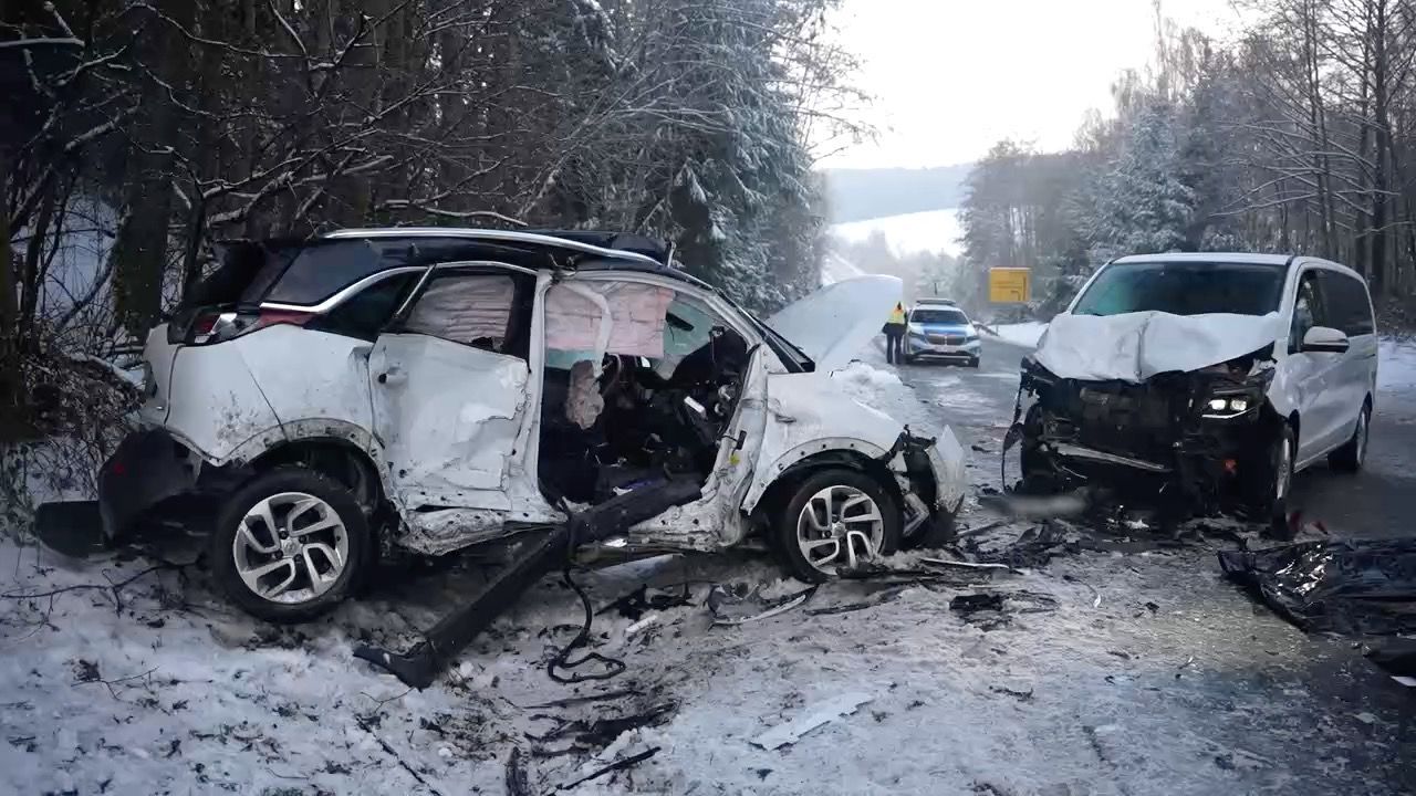 Video: Glatteis-Chaos in Bayern: Tote bei Frontalcrash – Schulen bleiben geschlossen