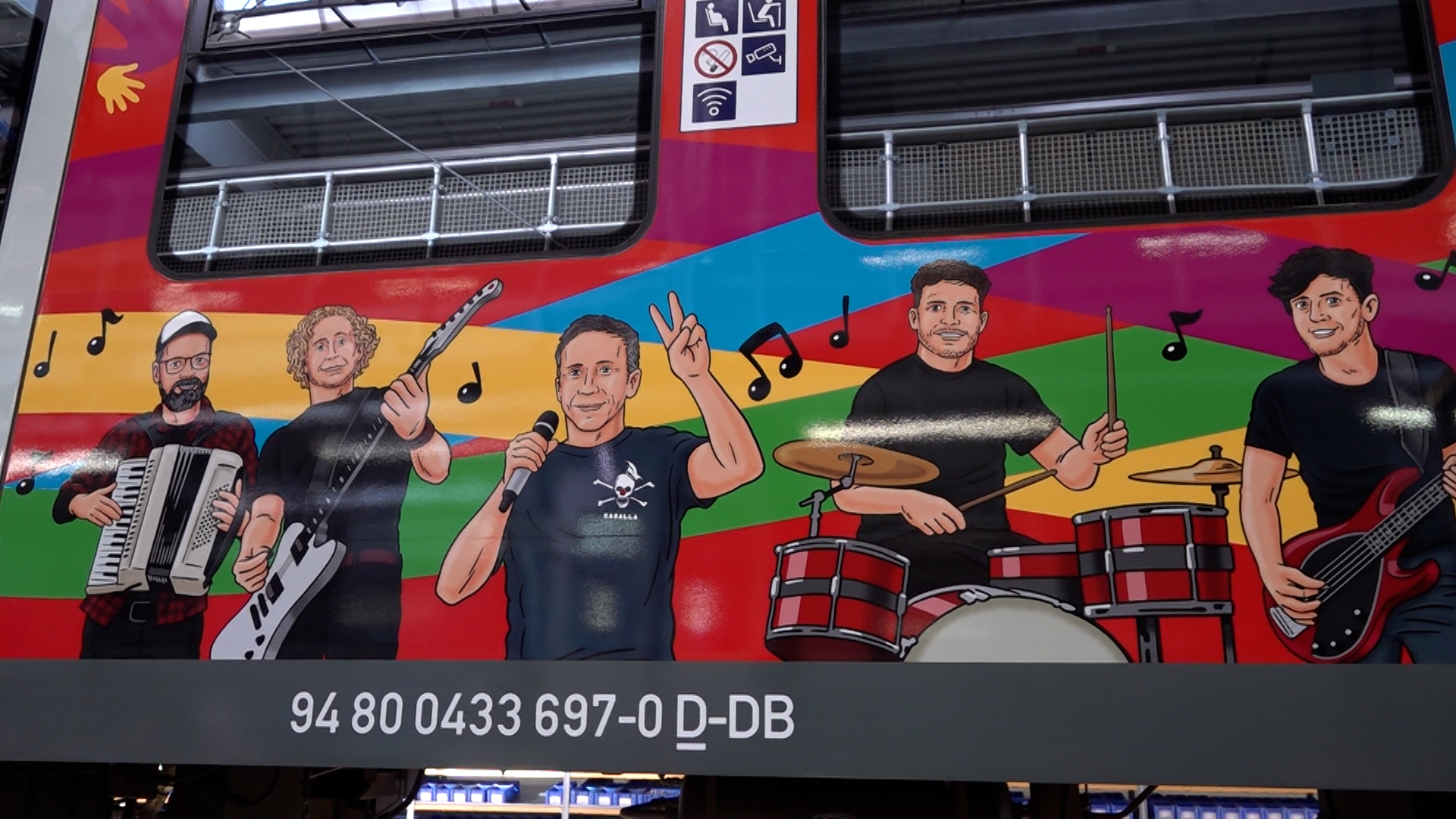 Video: Köln feiert Karnevalszug auf Schienen