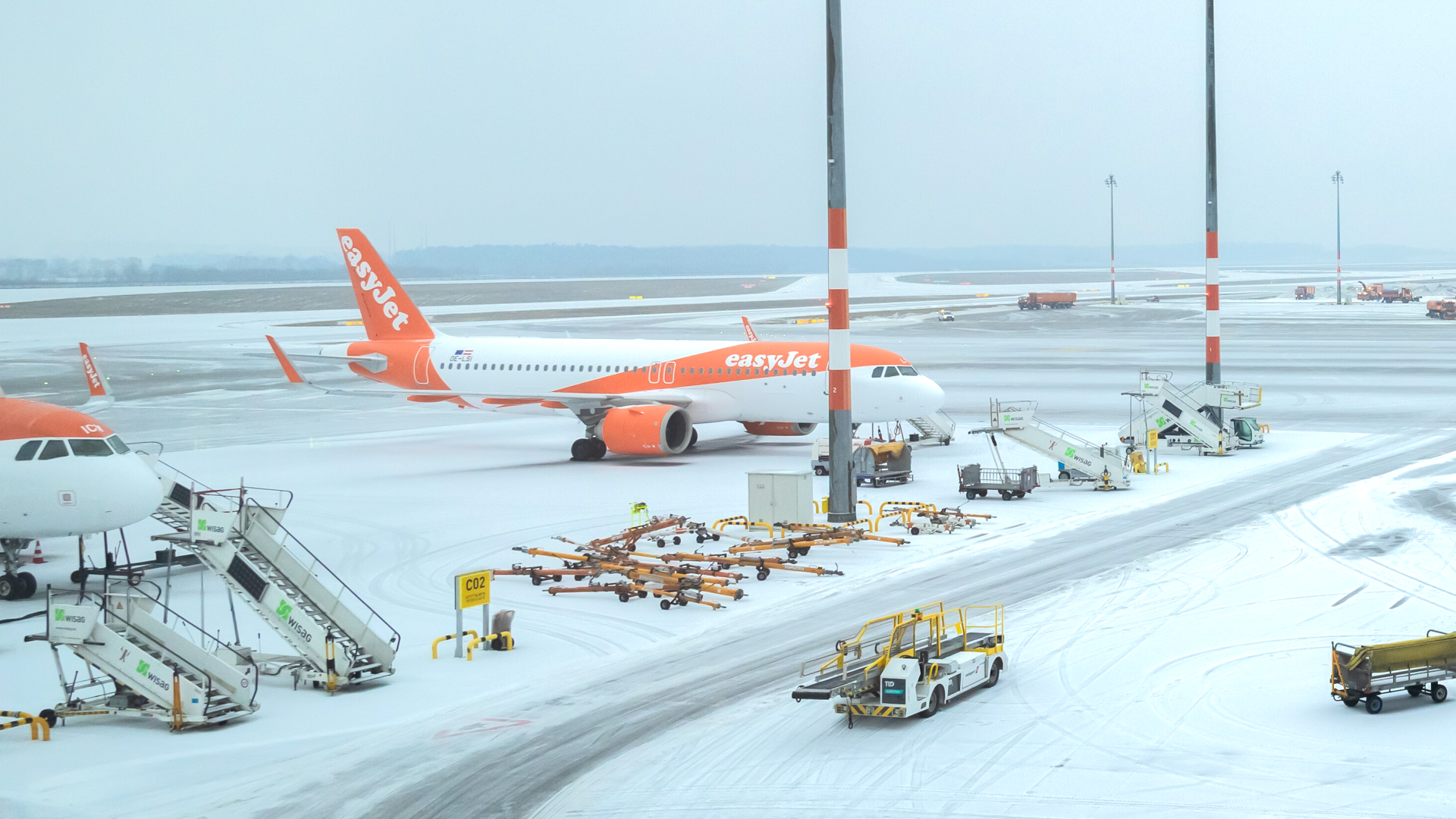 Video: Blitzeis legt Flughafen BER lahm