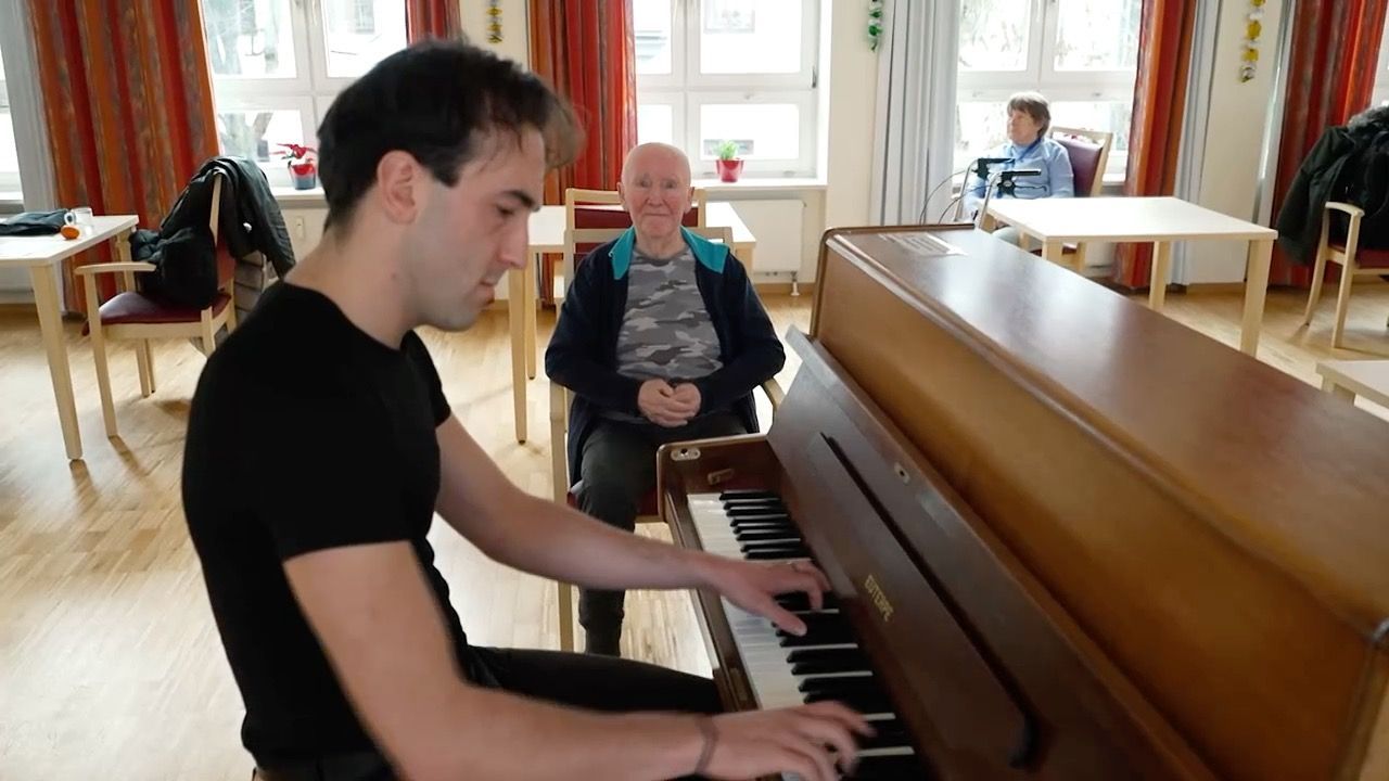 Video: Musik gegen das Vergessen: Berührende Freundschaft bewegt das Netz