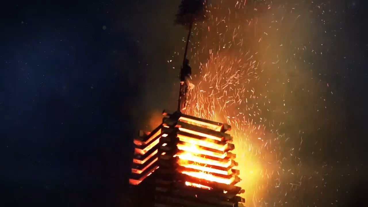 Video: Funkenfeuer im Oberallgäu: 17 Meter Turm vertreibt Winter