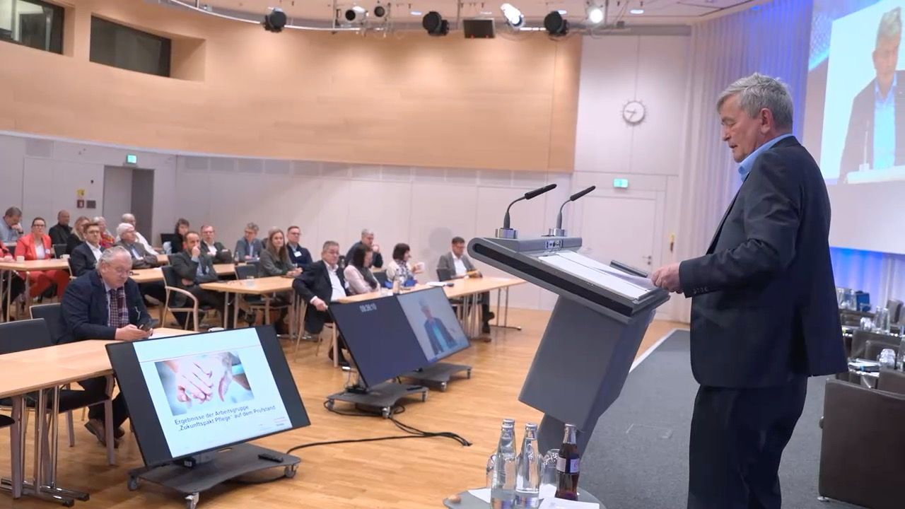 Video: Forderung nach Pflegereform: Vereinigung der Bayerischen Wirtschaft übt Kritik