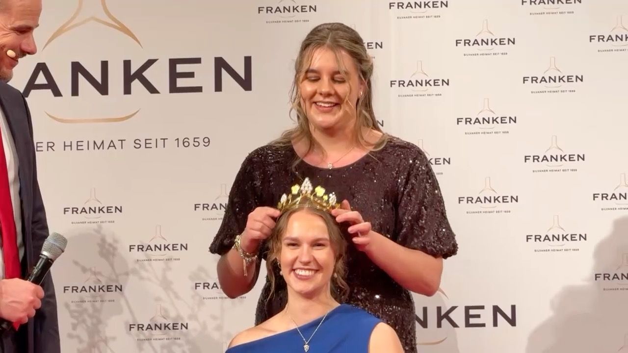 Video: Krönung in Bad Kissingen: Neue Fränkische Weinkönigin gekürt