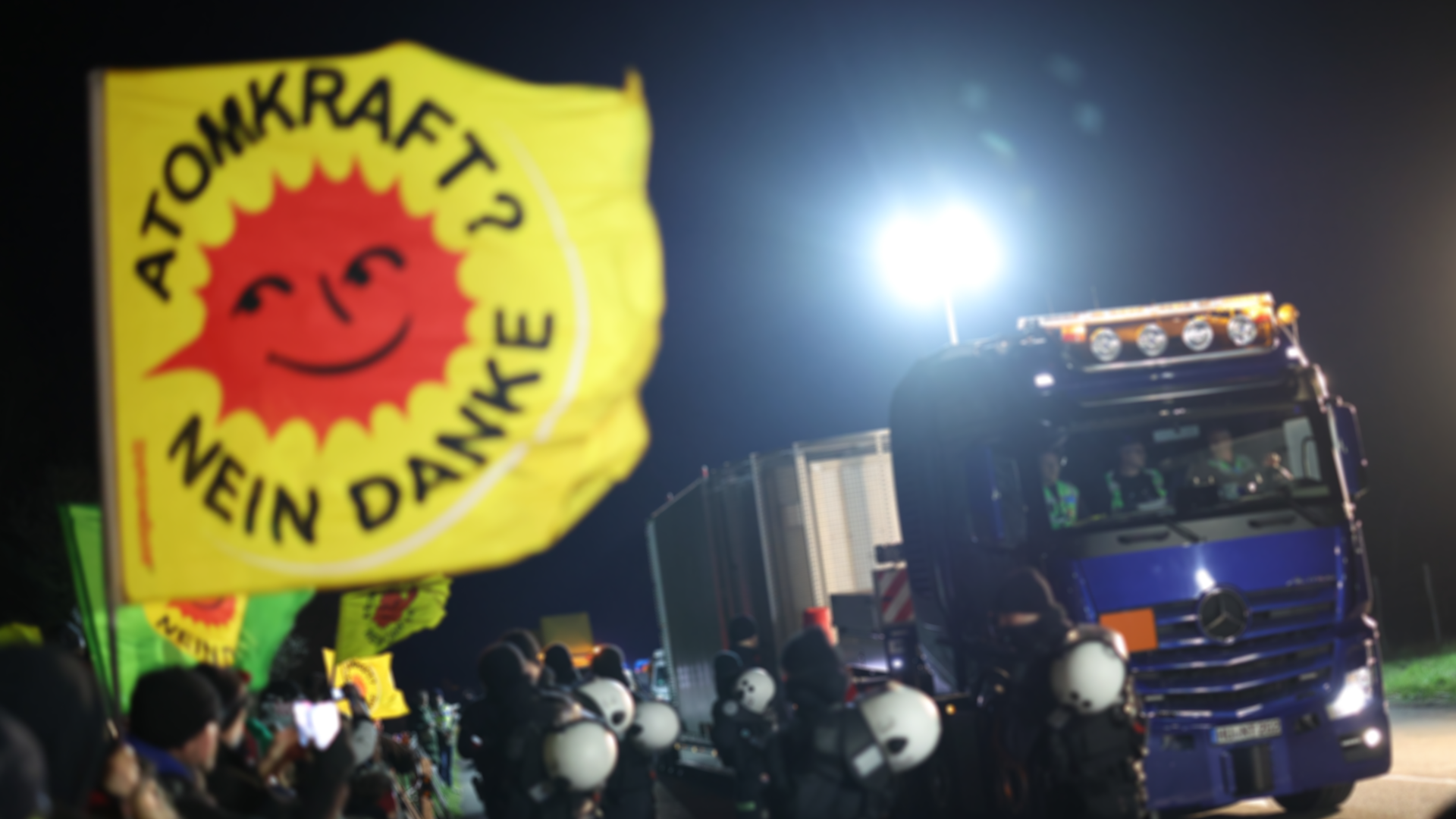 Video: Atommüll-Konvoi rollt durch NRW