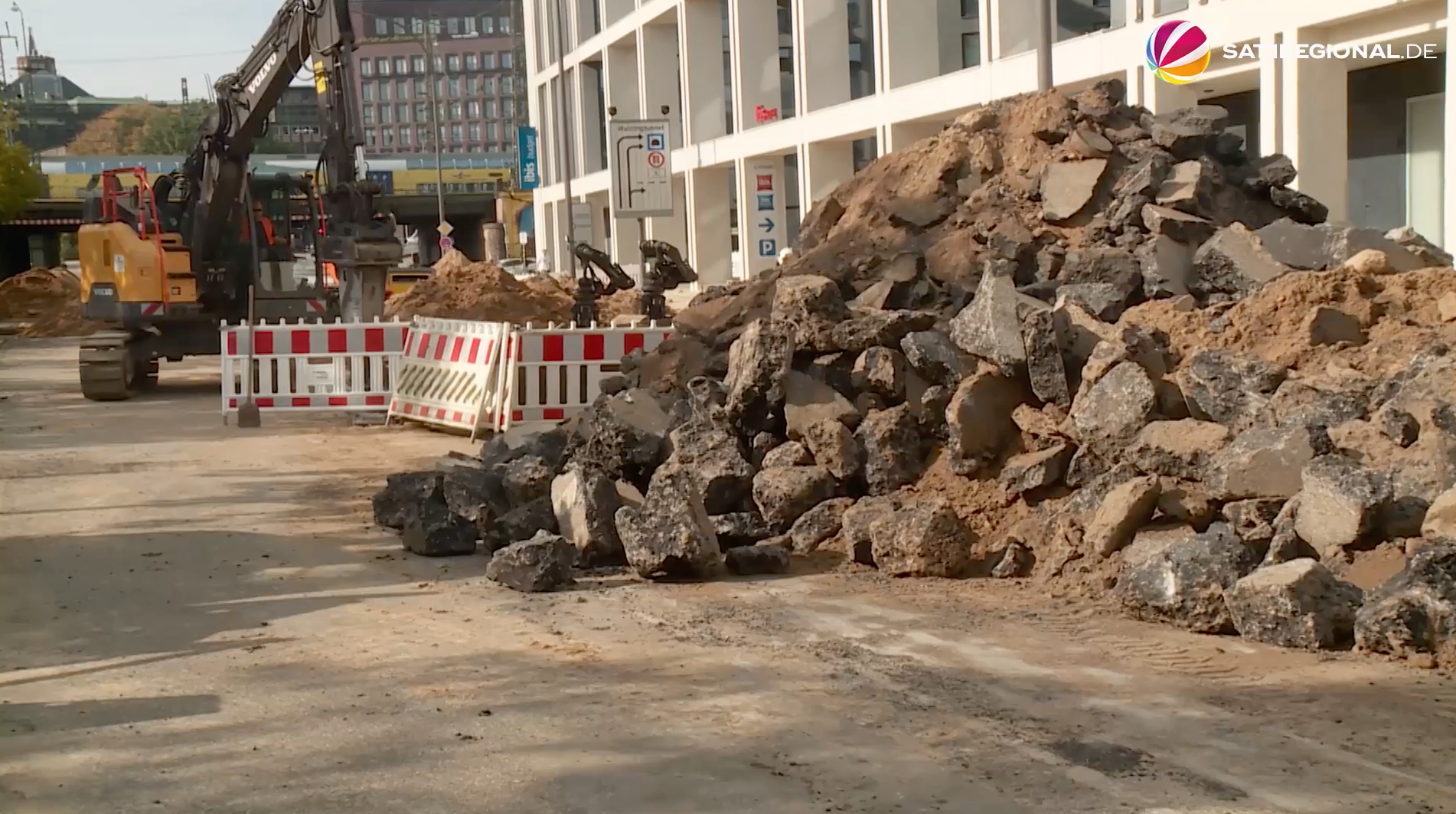 Video: Wasserrohrbruch im Bereich Amsinckstraße sorgt weiter für Verkehrschaos