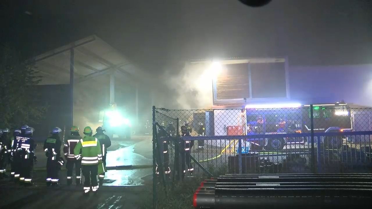 Video: Brand in Bad Windsheim: Biomasse-Heizkraftwerk in Flammen