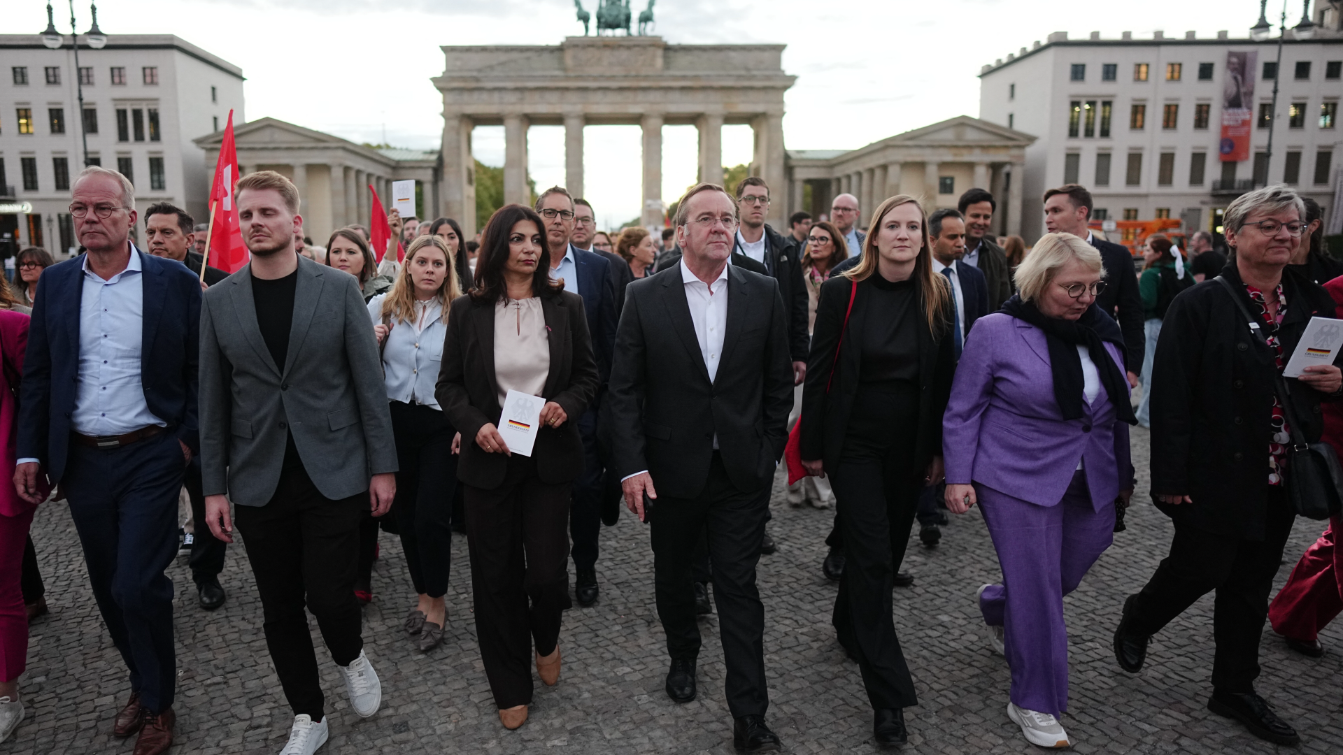 Video: SPD-Spitze protestiert gegen AfD