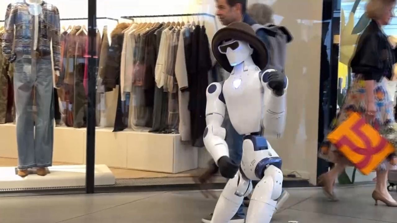 Video: Roboter-Attacke in München: Passant tritt tanzenden Roboter um