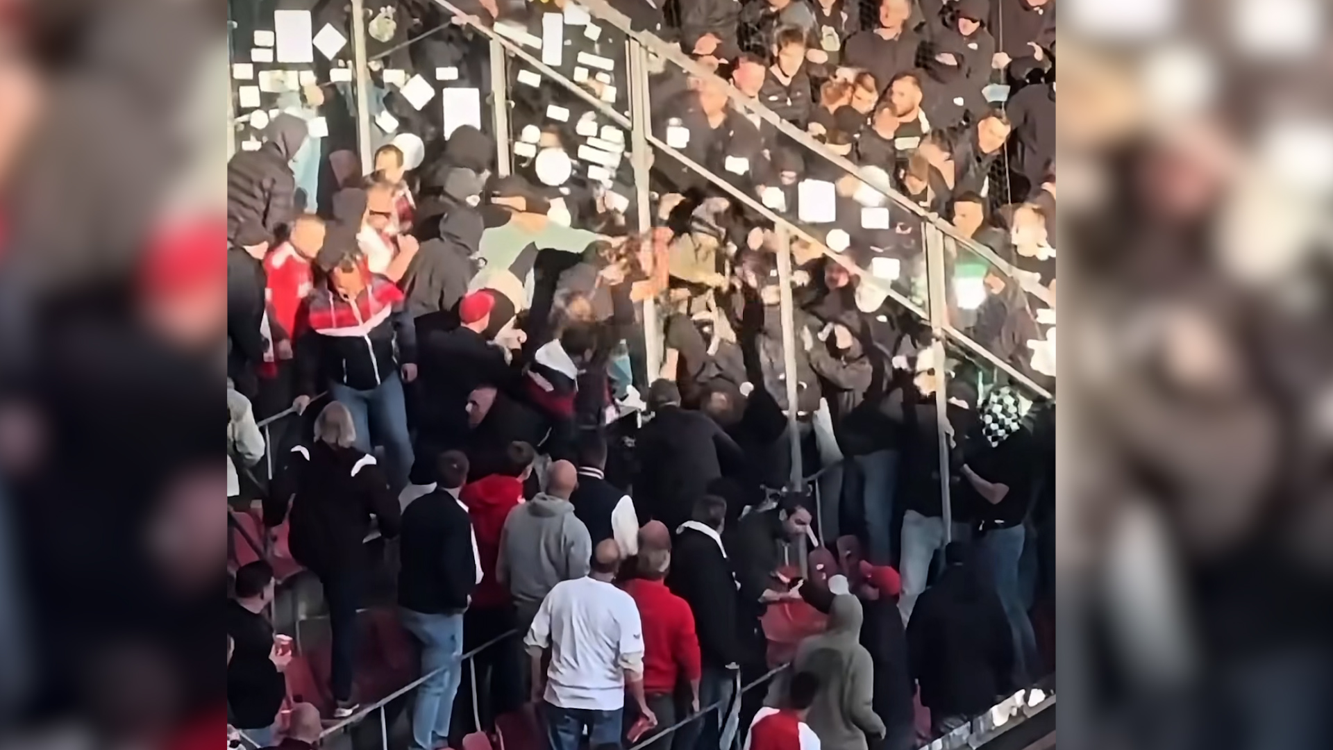 Video: Ausschreitungen beim Rheinderby: Zuschauer attackieren sich mit Gürteln