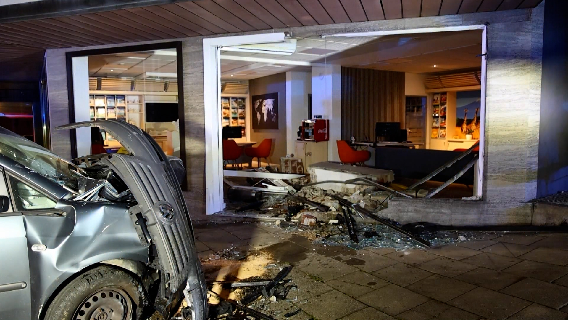 Video: Auto kracht in Reisebüro in Werdohl