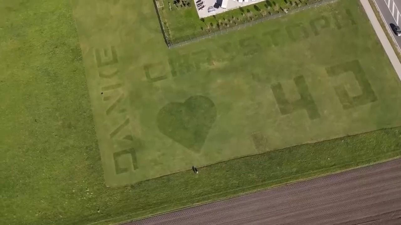 Video: Rasen-Kunstwerk: Unternehmer würdigt ADAC-Luftretter