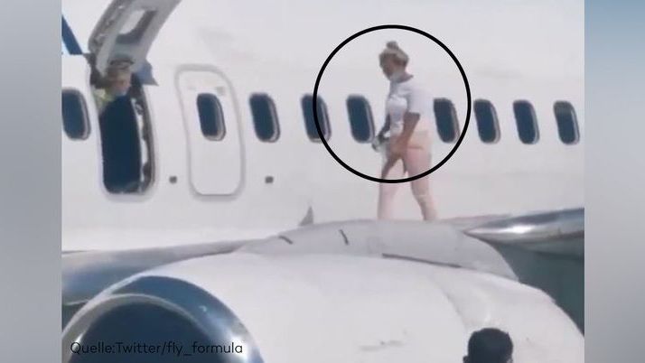 Unglaublich: Frau klettert kurz nach Landung auf Flugzeugflügel