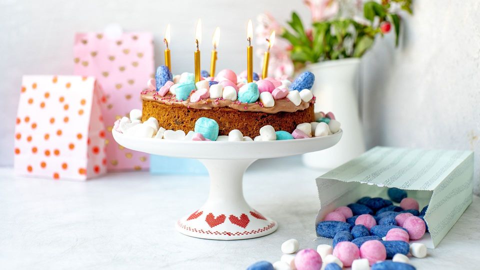 Sweet & Easy - Bunter Partykuchen mit Schokoladen-Schmand-Creme