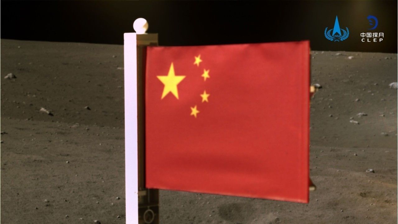 Ruimtesonde ontvouwt Chinese vlag op de maan
