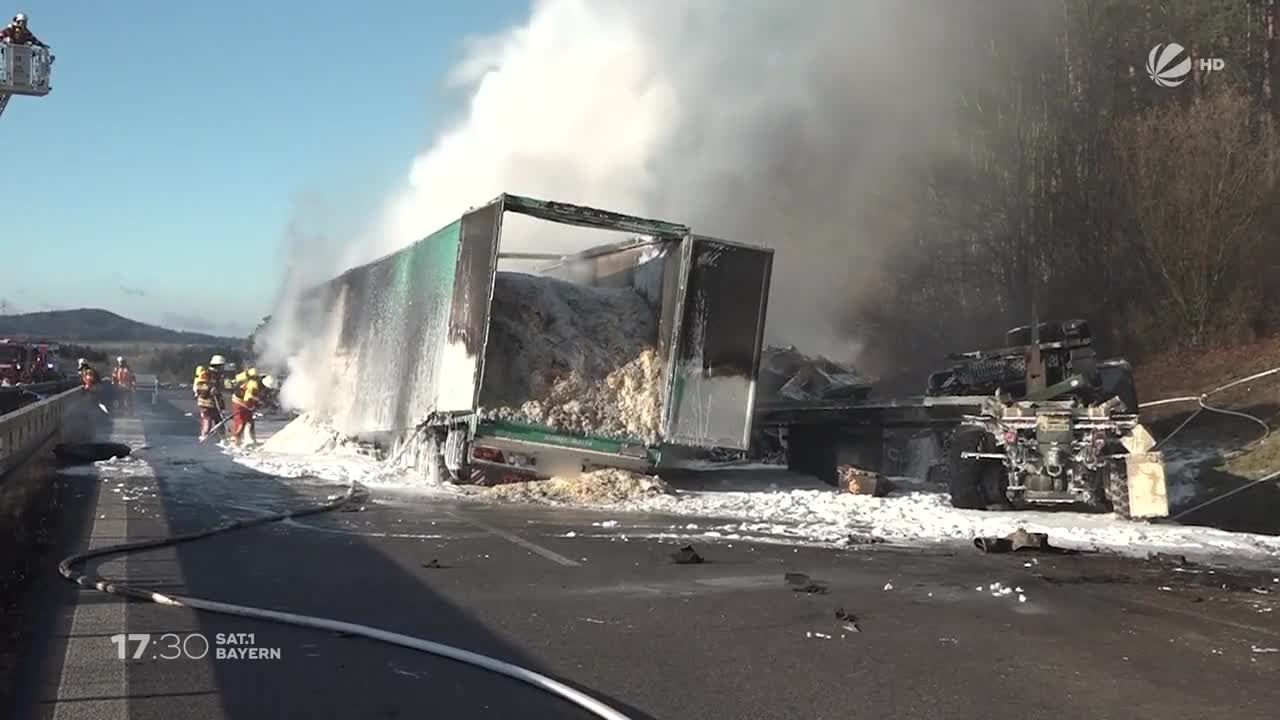 Großfeuer auf der A3: Lastwagen rast in Militär-Tankwagen