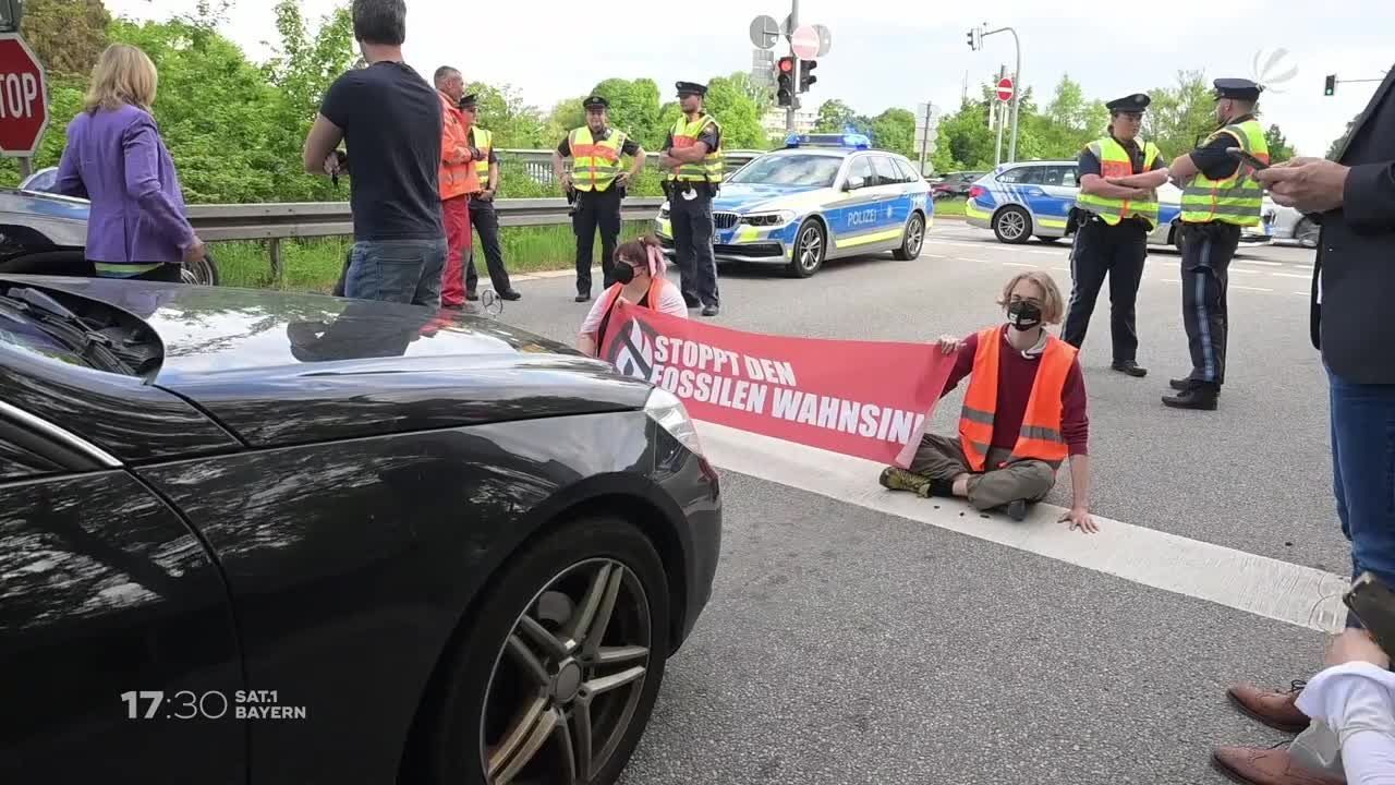 A95 bei München: Klimaaktivisten kleben sich an Straße fest