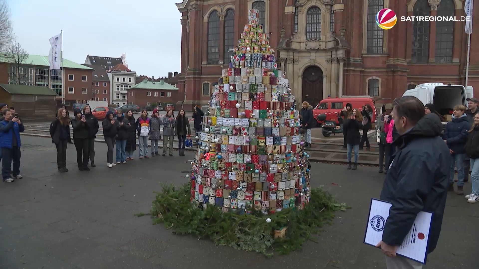 Record broken: largest Christmas tree made of tin cans in Hamburg
