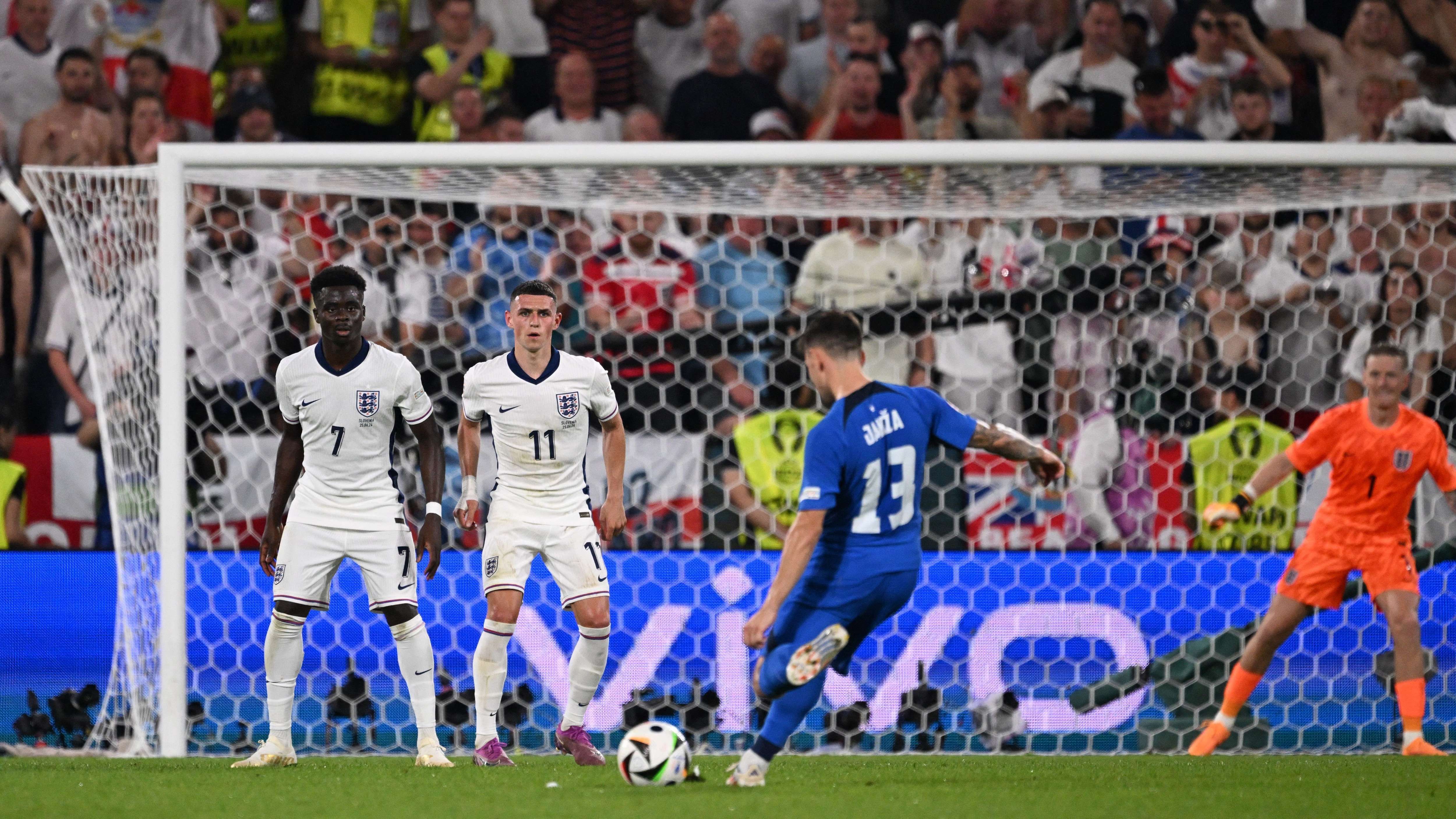 Indirekter Freistoß: Darf derselbe Spieler den Ball doppelt berühren?