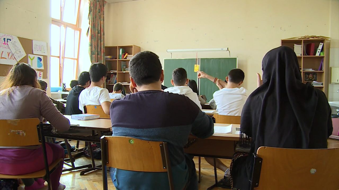 Video: Kopftuchverbot an Schulen: Geht Gesetzesentwurf bei VfGH