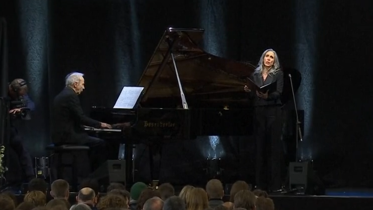 Video: Trauerfeier nach Feuerinferno: Carole Rey singt "Pie Jesu"