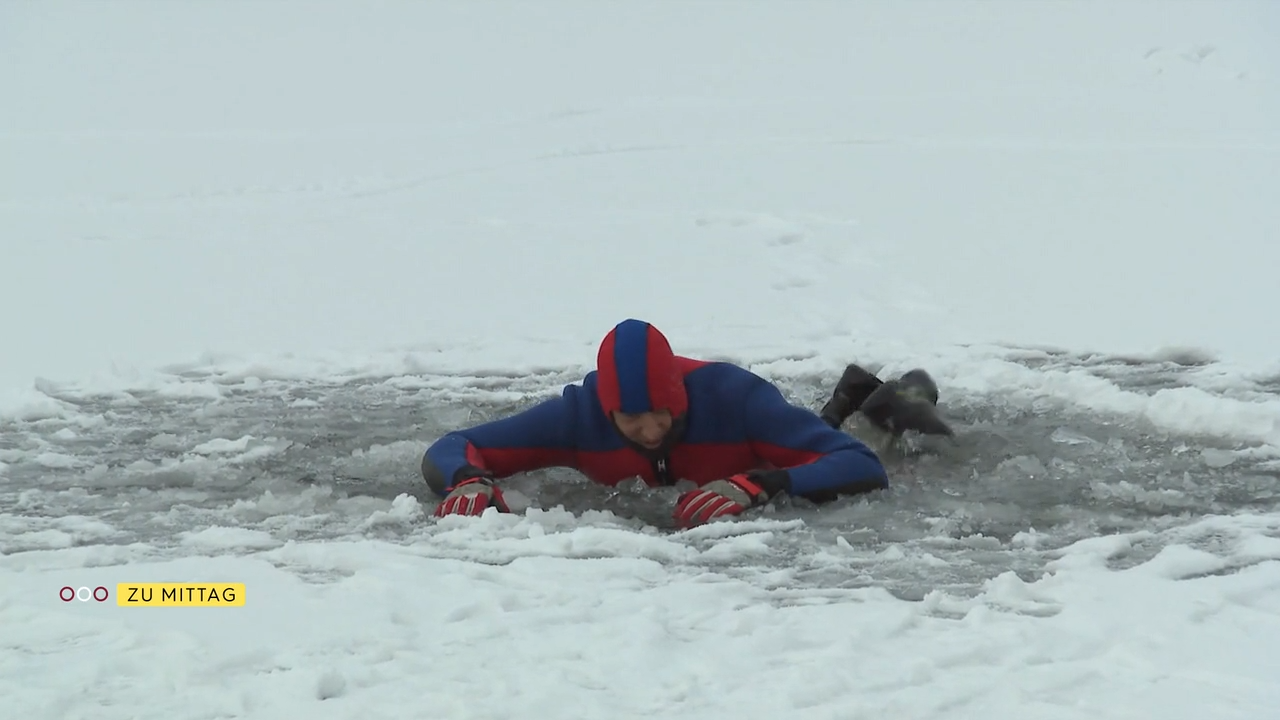 Video: Im Eis eingebrochen! So entkommt man dem Eiswasser