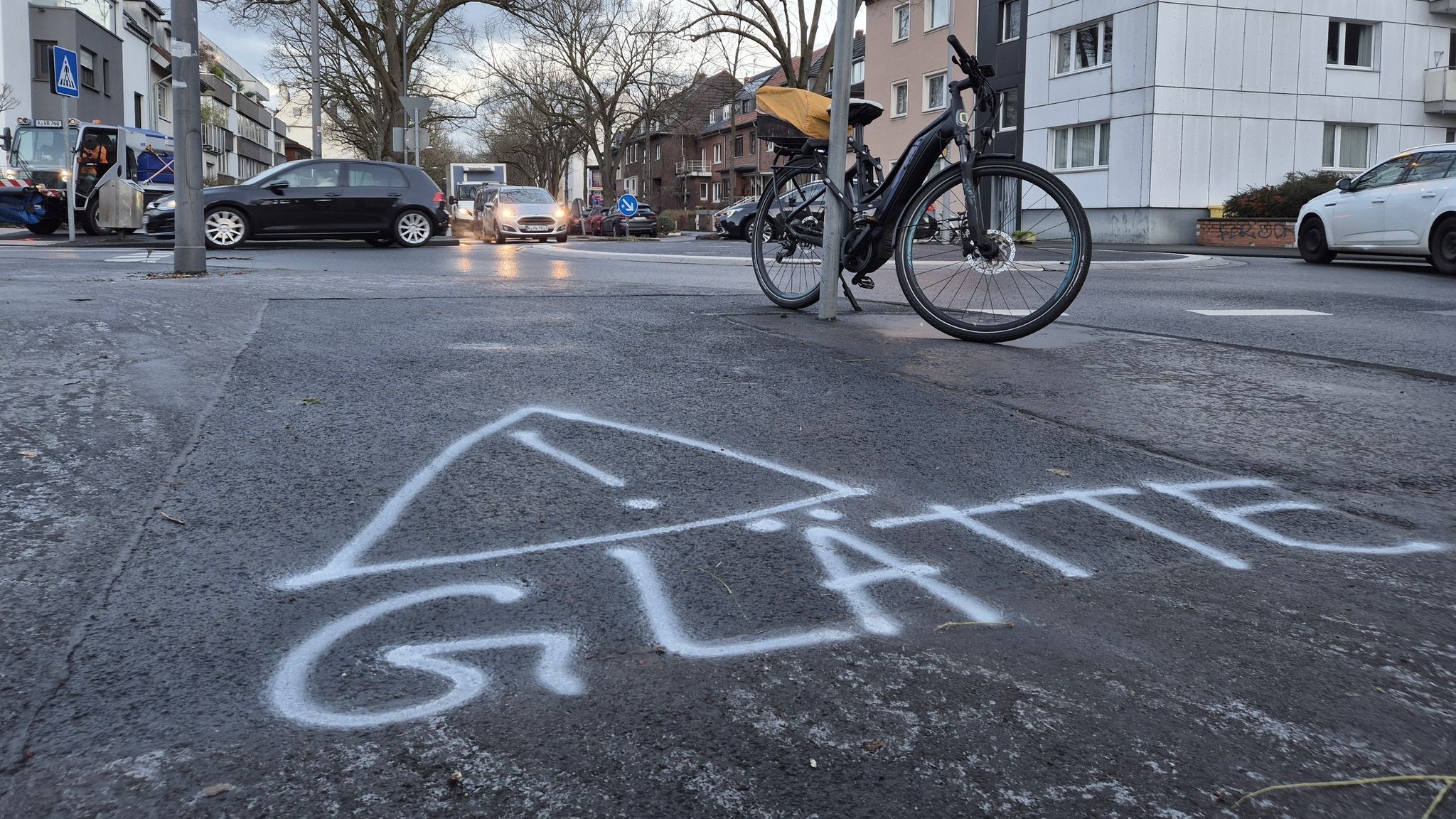 Video: Glatteis führt zu Unfällen: Stürze sorgen für volle Ambulanzen