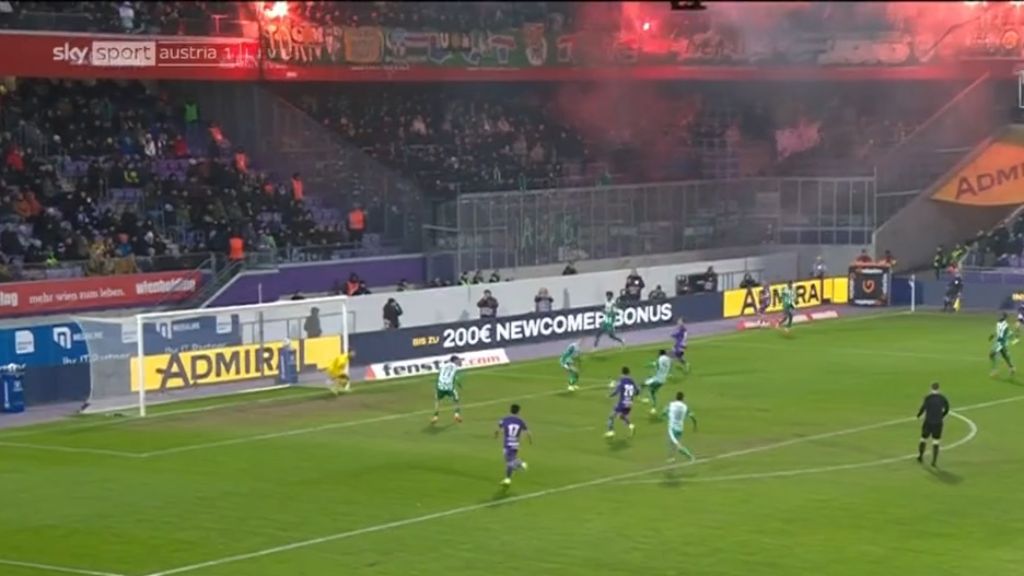 Video: Böller-Eklat beim Derby: Rapid drohen nach Fan-Ausschreitungen harte Sanktionen