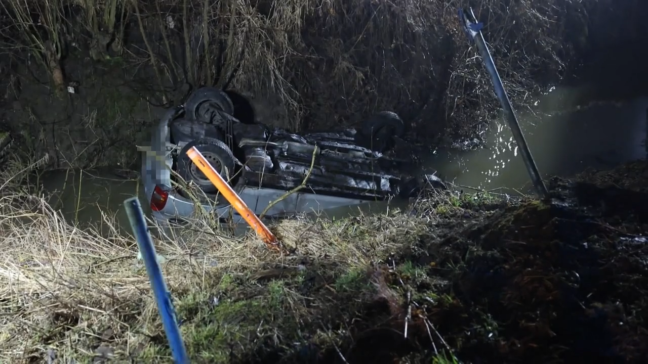 Video: Frau vor Ertrinken gerettet: Auto landet kopfüber im Bach